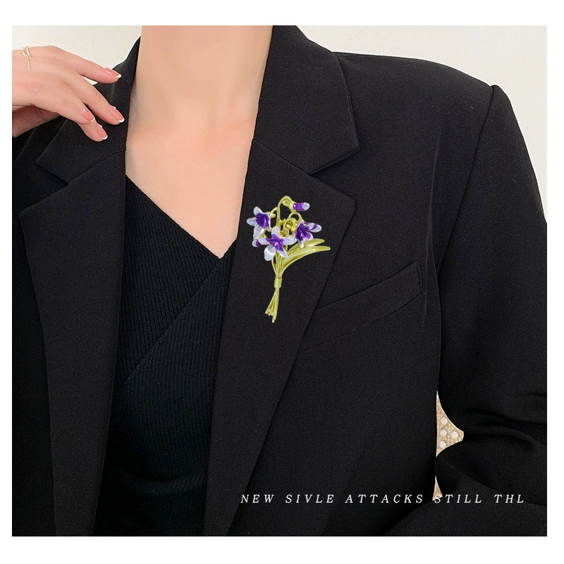 Spilla a forma di fiore viola  - Suit Supply Wedding Party recensione e prezzo