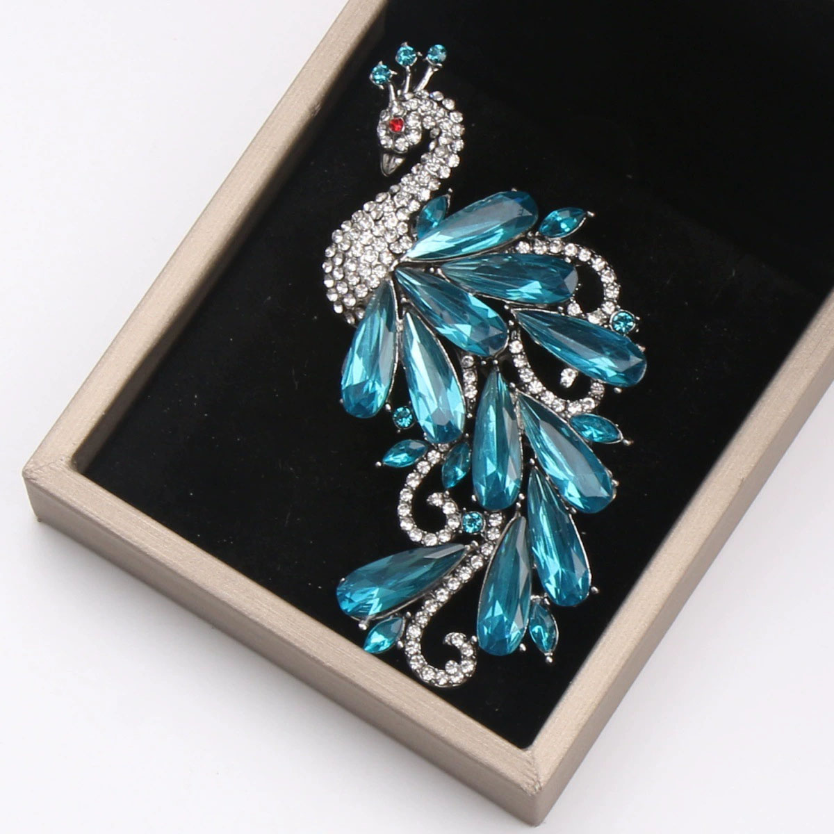 Spilla di Lusso con Strass a F - Suit Supply Wedding Party recensione e prezzo